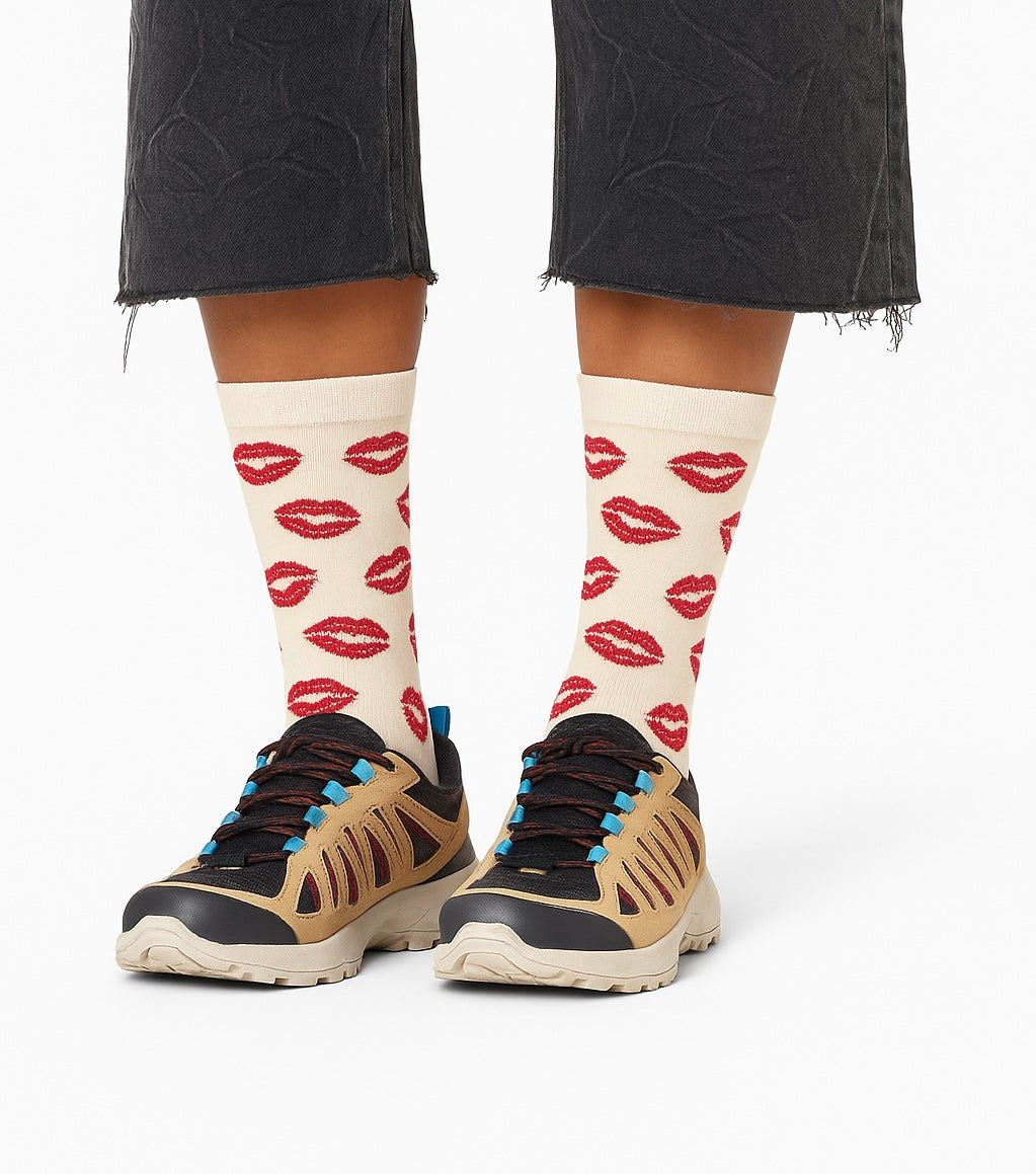 Chaussettes fun Red Velvet Kiss – Motifs Baisers rouges et crème, élégantes et originales