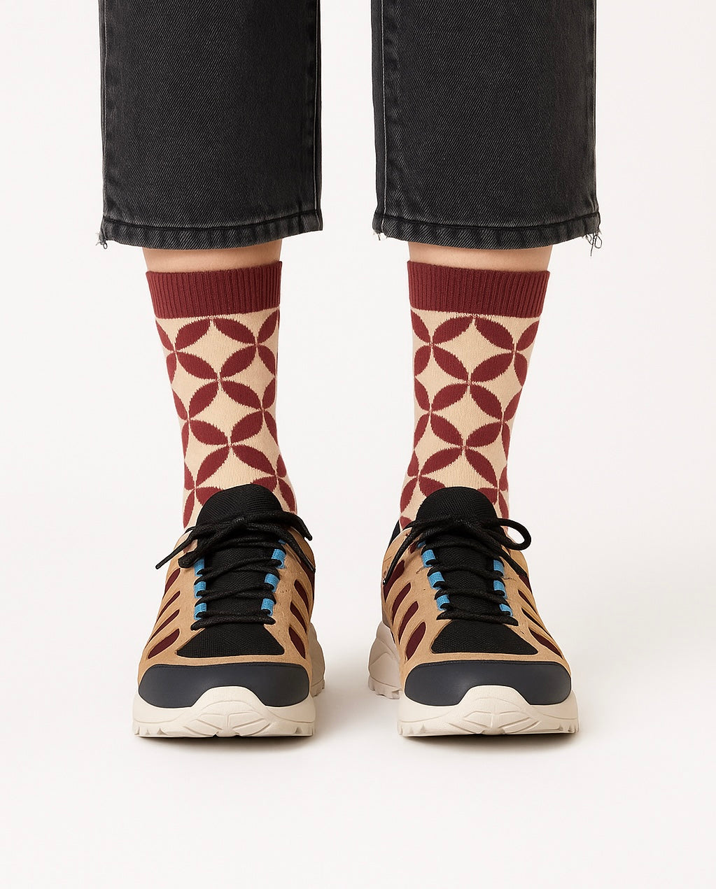 Chaussettes fun Retro Bloom – Motifs Fleurs géométriques bordeaux, vintage et originales